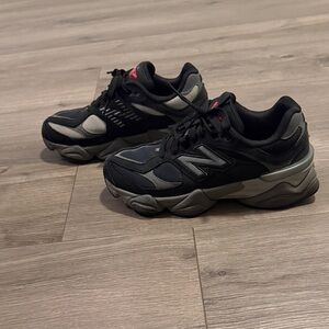 New Balance Men's Black and Dark Gray Sneakers